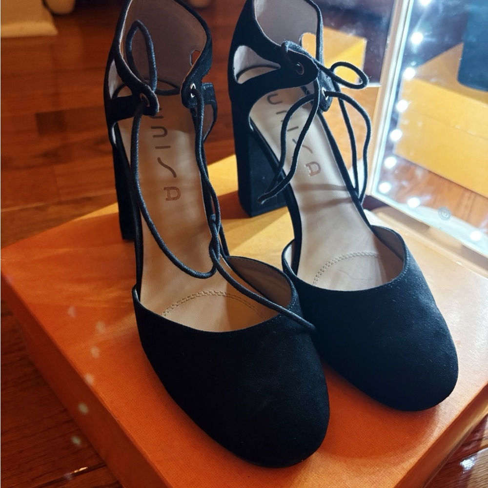 Unisa Black Heels Elegant and Versatile